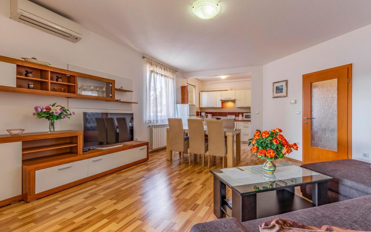 Istriensonne - Apartments Veruda Mit Grillterrasse Пула Екстер'єр фото